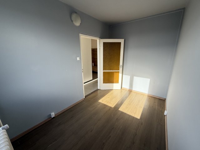 Eladó panellakás, Dunaújvárosban 29.9 M Ft, 3 szobás