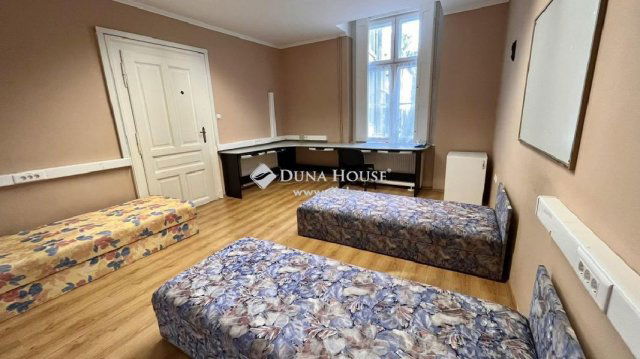 Eladó téglalakás, Szombathelyen 69 M Ft, 4 szobás