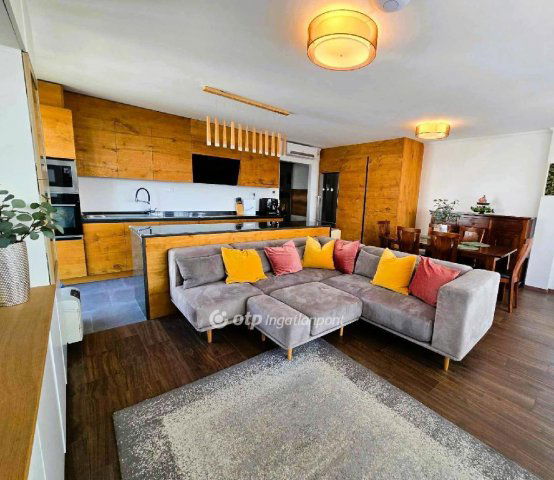 Eladó téglalakás, Balatonfüreden 170 M Ft, 3 szobás