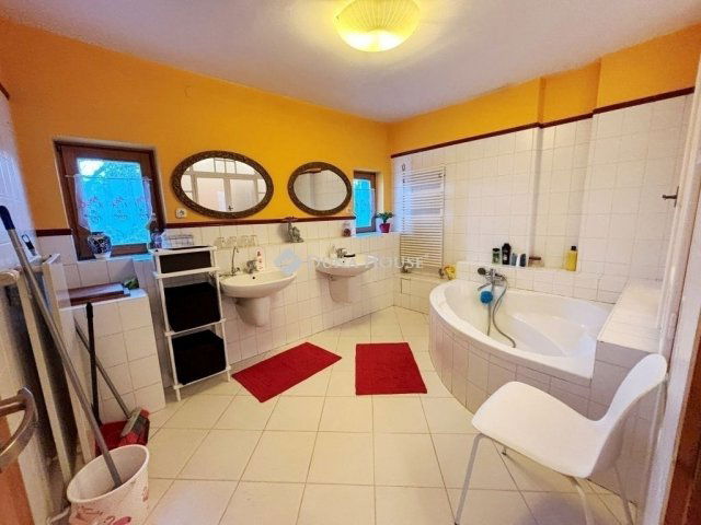 Eladó családi ház, Budapesten, III. kerületben 191.25 M Ft