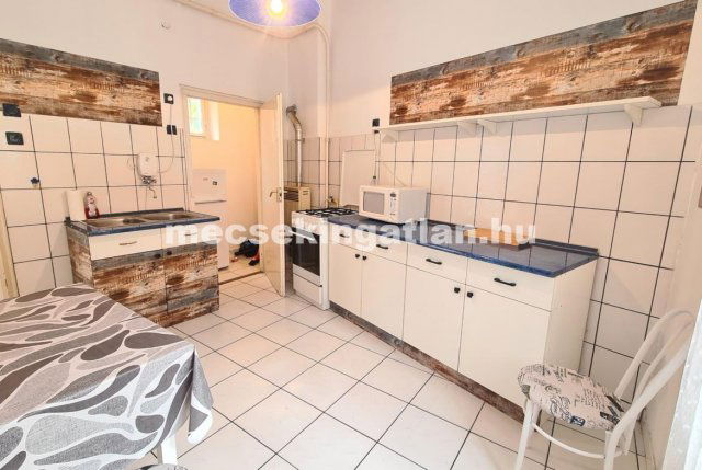 Kiadó téglalakás, albérlet, Pécsett 150 E Ft / hó, 1 szobás