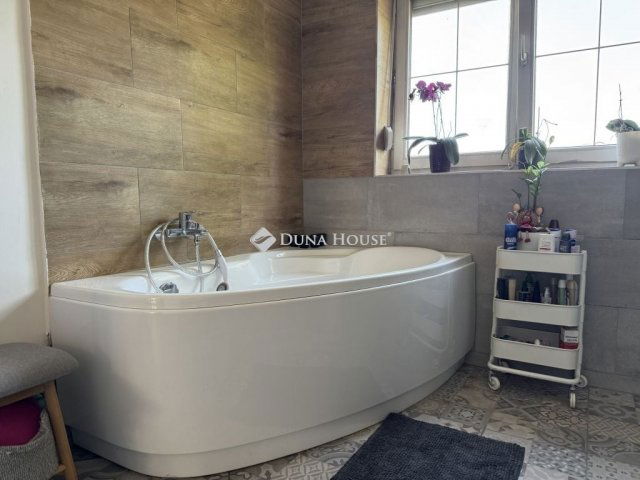 Eladó családi ház, Budapesten, IV. kerületben 199 M Ft, 6 szobás