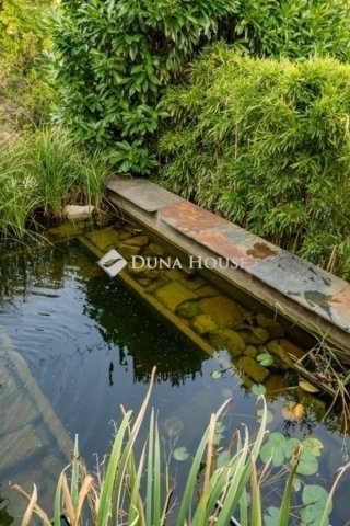 Eladó családi ház, Pécsett 460 M Ft, 8 szobás