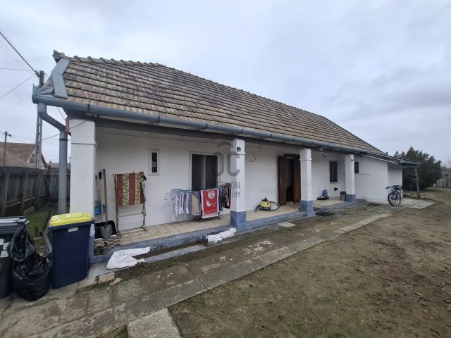 Eladó családi ház, Tápiószentmártonon 18 M Ft, 2 szobás