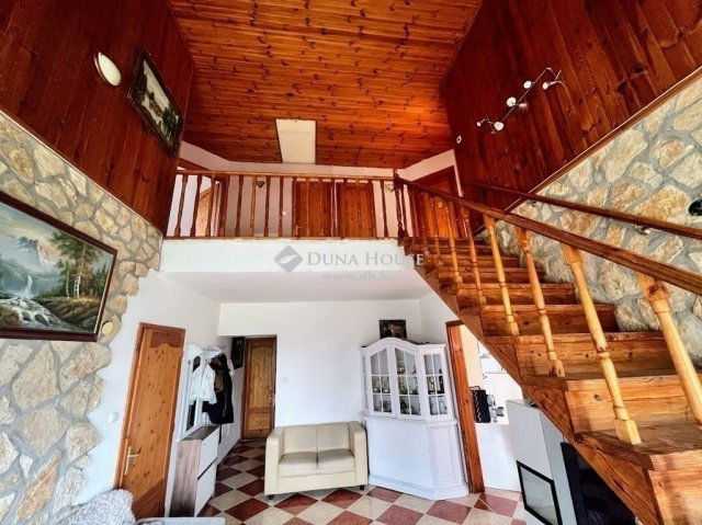 Eladó családi ház, Pécsett 65 M Ft, 6 szobás
