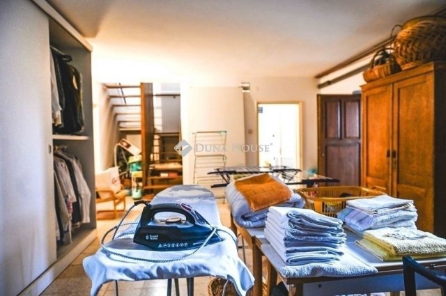 Eladó családi ház, Pécsett 178 M Ft, 7 szobás