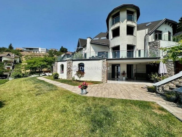 Eladó családi ház, Pécsett 425 M Ft, 6 szobás