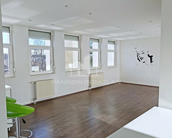 Eladó téglalakás, Veszprémben 82 M Ft, 4 szobás