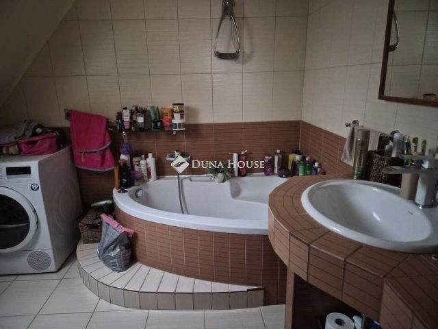 Eladó családi ház, Budapesten, XVII. kerületben 270 M Ft