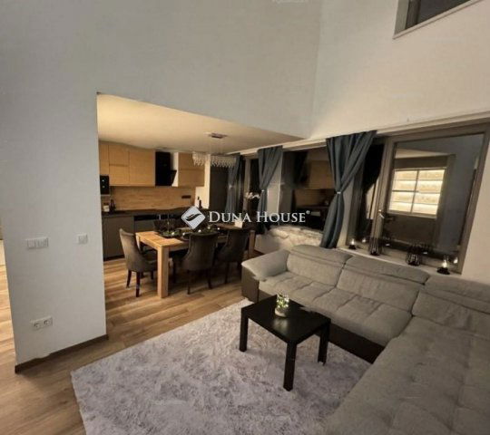 Eladó téglalakás, Esztergomban 125 M Ft, 5 szobás