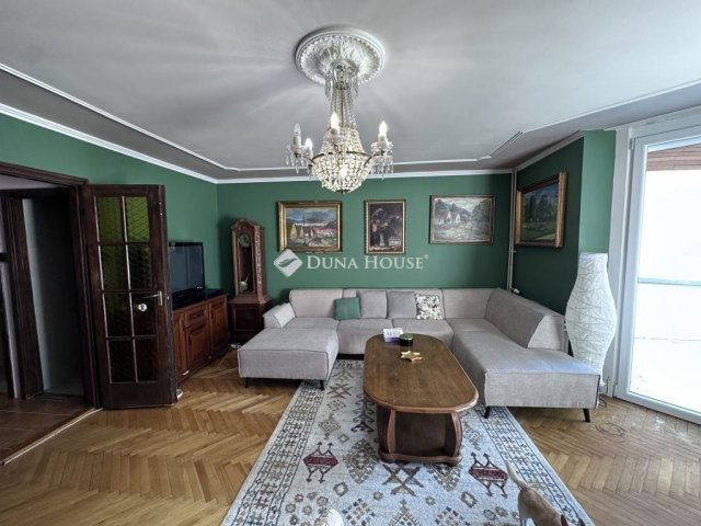 Eladó téglalakás, Pécsett 98.9 M Ft, 6 szobás