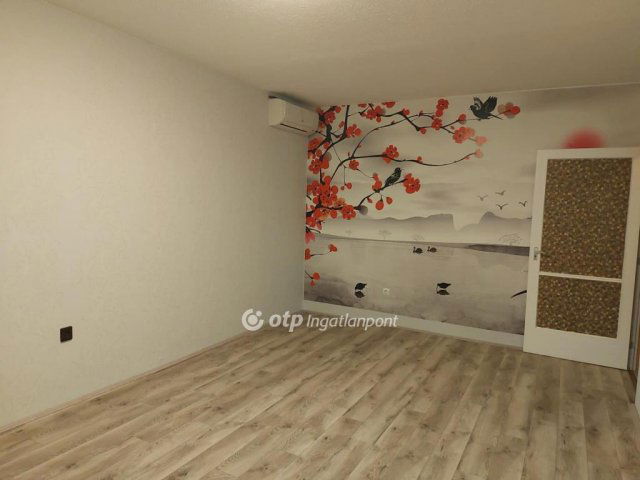 Eladó panellakás, Pécsett 56.8 M Ft, 3 szobás