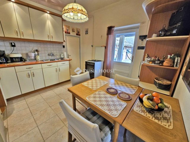 Eladó családi ház, Vecsésen 109.98 M Ft, 6 szobás