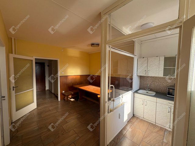 Eladó panellakás, Debrecenben 59.9 M Ft, 2+1 szobás