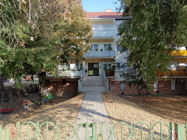 Eladó téglalakás, Szegeden, Alsó kikötő soron 8 M Ft, 1 szobás