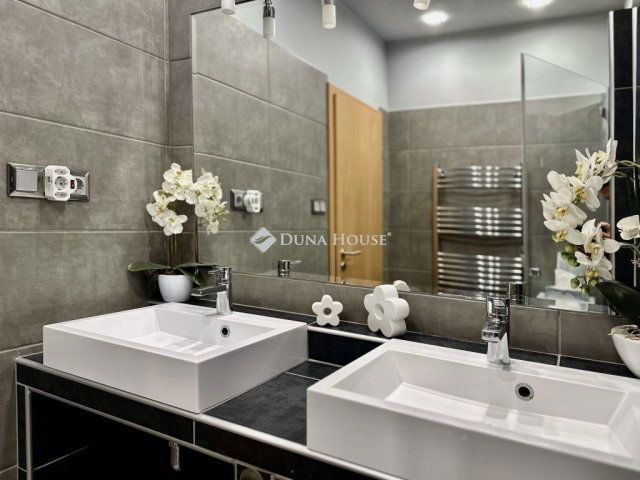 Eladó téglalakás, Pécsett 125 M Ft, 3 szobás