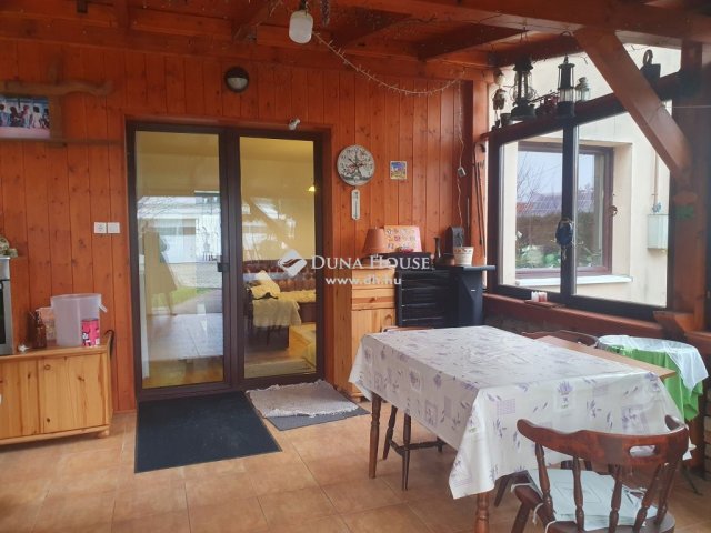 Eladó családi ház, Pécsett 184 M Ft, 8 szobás