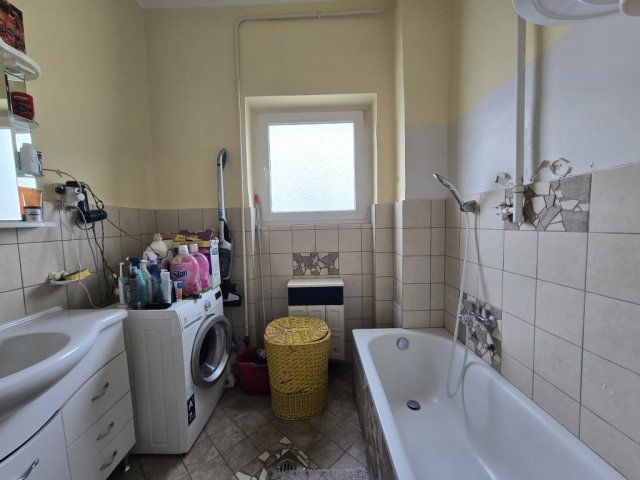 Eladó családi ház, Pécsett 126.9 M Ft, 6 szobás