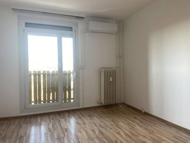 Kiadó téglalakás, albérlet, Pécsett 130 E Ft / hó, 1 szobás