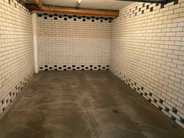 Kiadó garázs, Szolnokon 35 E Ft / hó, 1 szobás