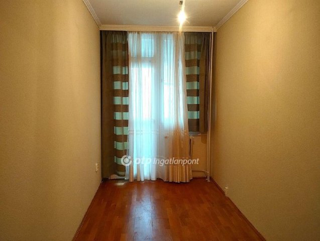 Eladó panellakás, Székesfehérvárott 61.9 M Ft, 1+2 szobás