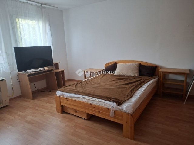 Eladó téglalakás, Gödöllőn 74 M Ft, 2 szobás