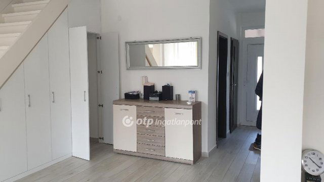 Eladó családi ház, Balatonföldváron 188 M Ft, 6+1 szobás