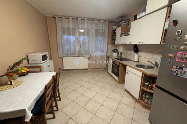 Eladó panellakás, Tatabányán 44.99 M Ft, 3 szobás