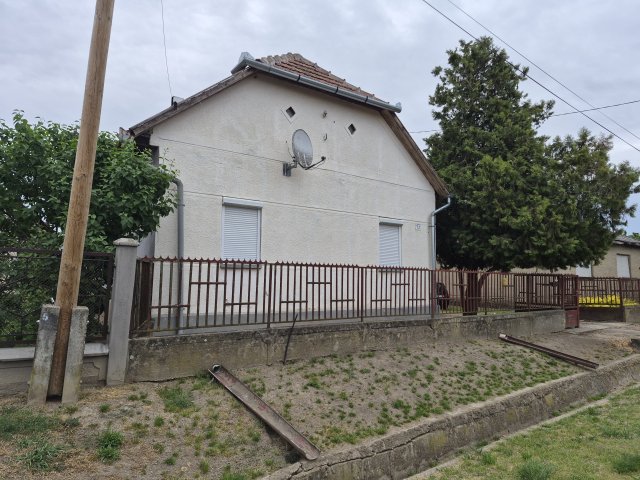 Eladó családi ház, Ököritófülpösön 8.5 M Ft, 3+1 szobás
