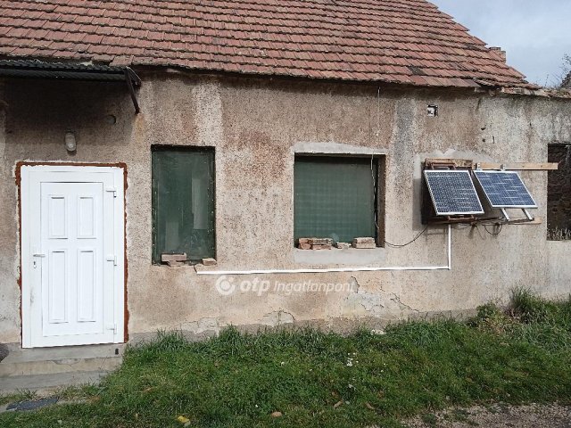 Eladó téglalakás, Ajkán 7.5 M Ft, 1 szobás