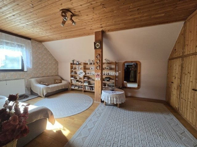 Eladó családi ház, Pécsett 149.9 M Ft, 6 szobás