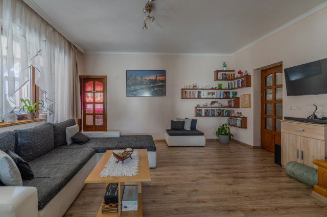 Eladó családi ház, Baján 96.5 M Ft, 6 szobás