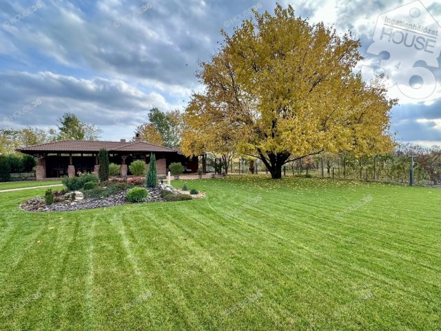 Eladó családi ház, Kecskeméten 224.9 M Ft, 7 szobás