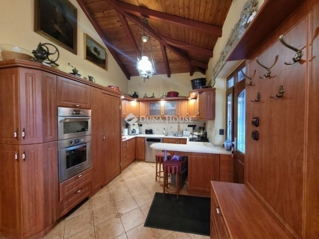 Eladó családi ház, Vecsésen 149.9 M Ft, 5 szobás