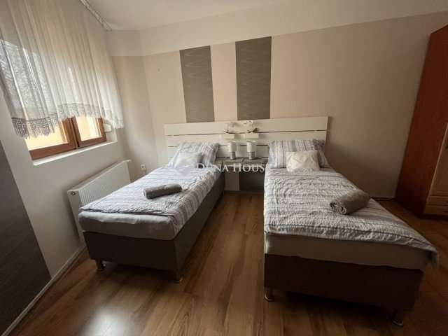 Eladó téglalakás, Szegeden 122 M Ft, 6 szobás