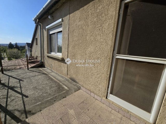 Eladó családi ház, Pécsett 44.9 M Ft, 4 szobás