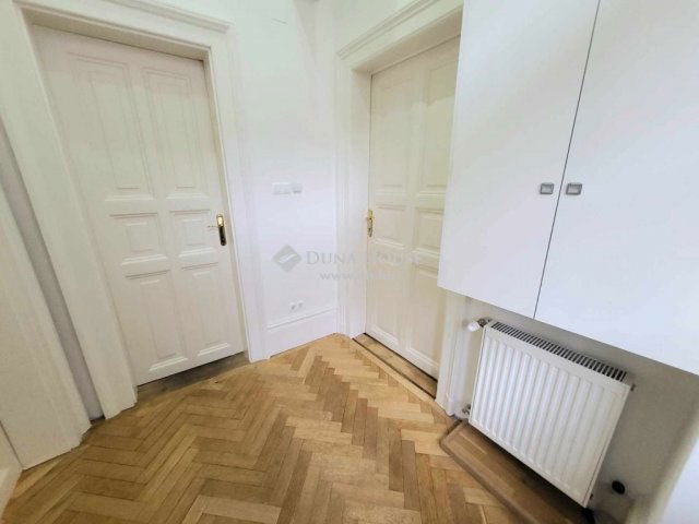 Eladó téglalakás, Budapesten, VI. kerületben 160 M Ft, 3 szobás