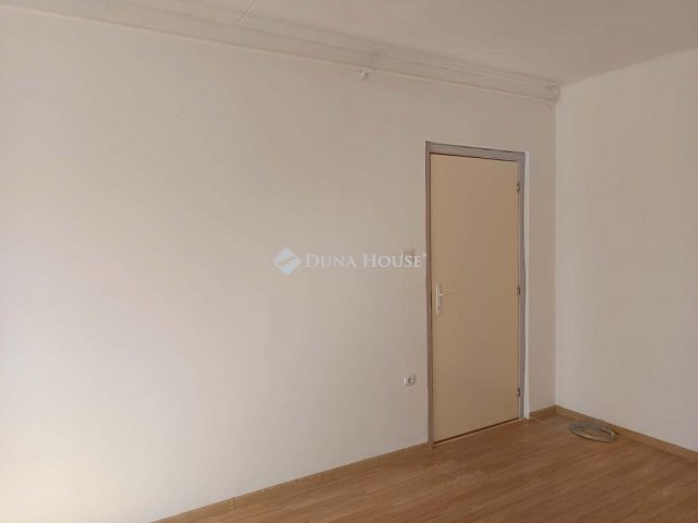 Eladó panellakás, Szentlőrincen 32.9 M Ft, 3 szobás