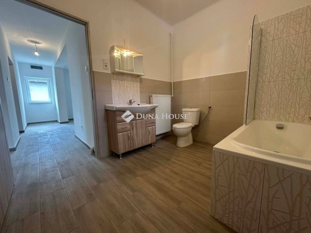 Eladó családi ház, Cegléden 72.99 M Ft, 3 szobás