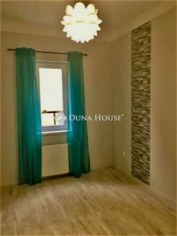 Eladó téglalakás, Pécsett 75 M Ft, 3 szobás