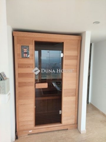 Eladó családi ház, Pécsett 53.5 M Ft, 2 szobás