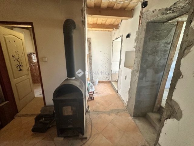 Eladó családi ház, Csákváron 40 M Ft, 3 szobás