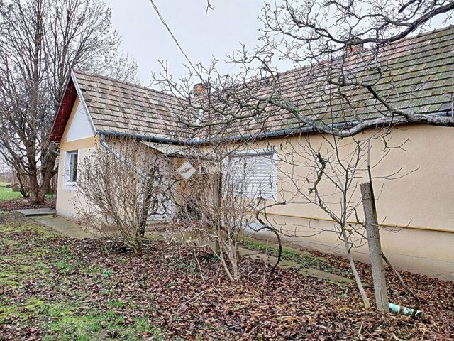 Eladó családi ház, Szákszenden 32 M Ft, 2 szobás