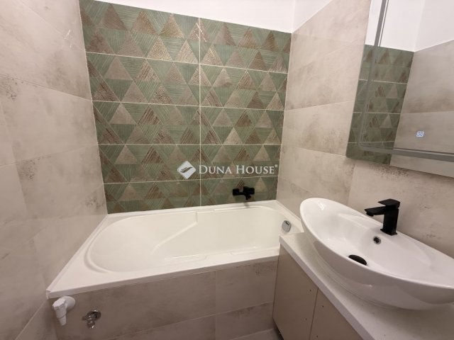 Eladó panellakás, Pécsett 64.9 M Ft, 3 szobás