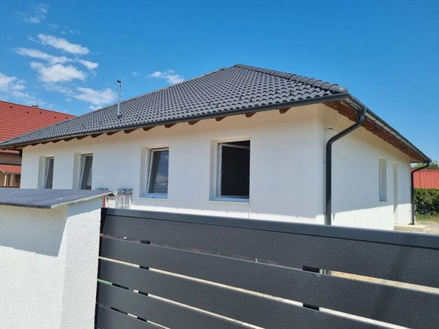 Eladó családi ház, Százhalombattán 92 M Ft, 4 szobás
