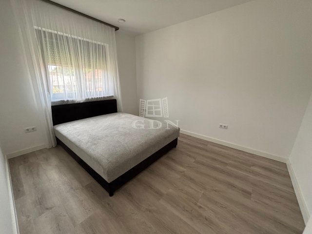 Kiadó téglalakás, albérlet, Komáromban 190 E Ft / hó, 2 szobás
