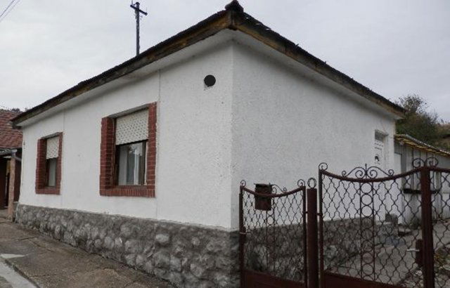 Eladó családi ház, Mogyorósbányán 20 M Ft, 2 szobás