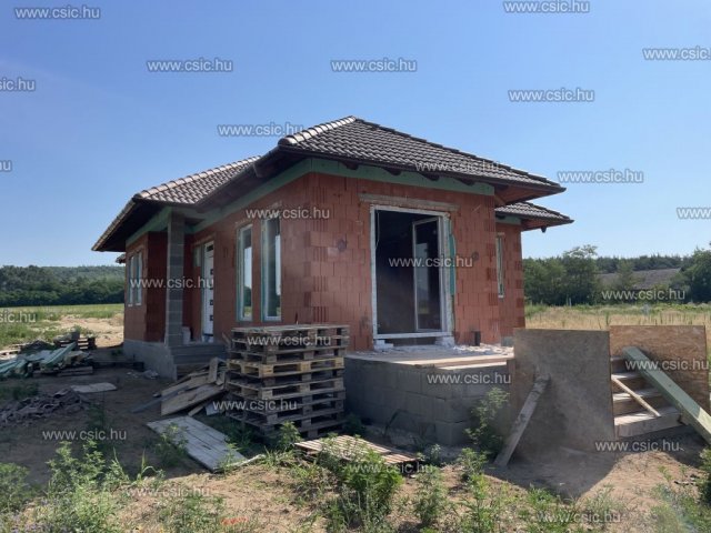 Eladó családi ház, Csörögön 95 M Ft, 1+3 szobás