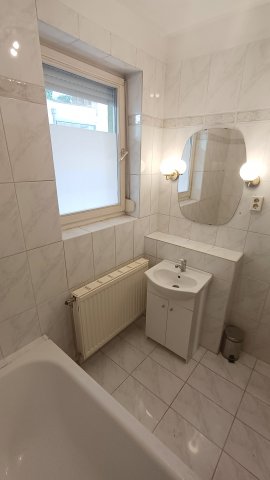 Eladó téglalakás, Győrött 65 M Ft, 2 szobás