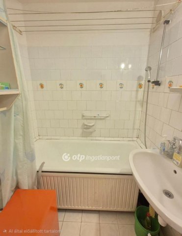 Eladó panellakás, Pápán 36.99 M Ft, 2 szobás
